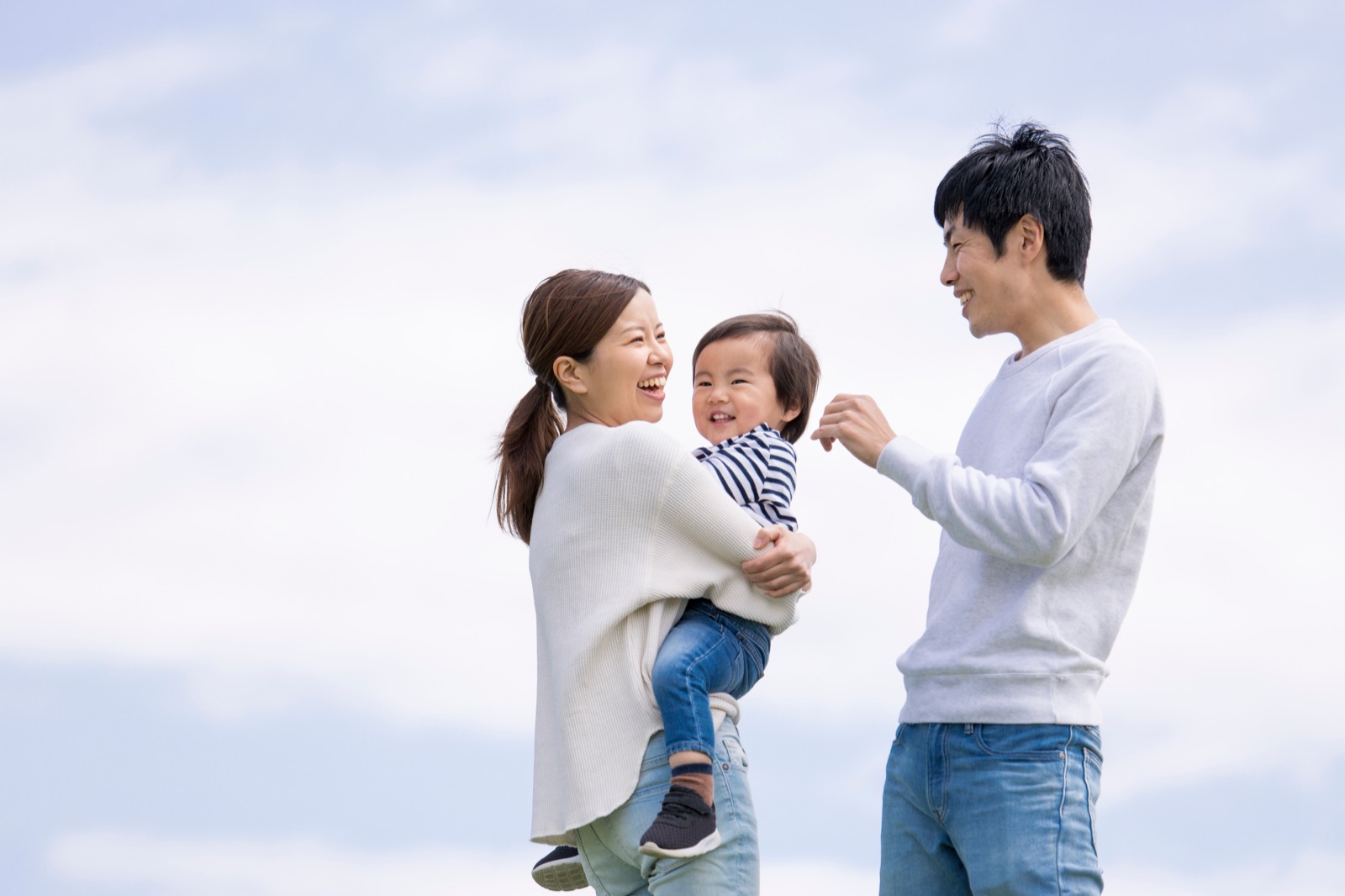 空の下で抱き合う家族