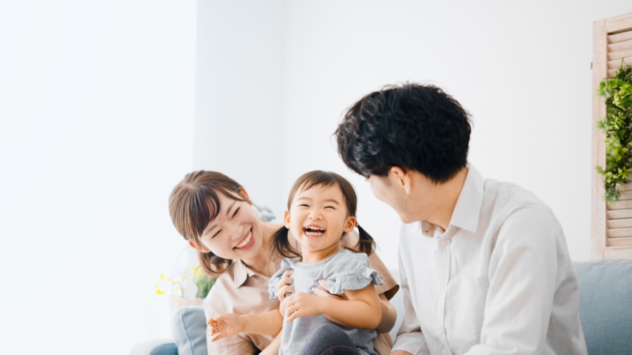 笑っている親子